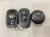 スマートキーを装備しています。鍵を差し込むことなくドアロックの開け閉めと、スタートボタン操作でのエンジンスタートができます。加えて、純正リモコンエンジンスターター用の操作キーもついています。
