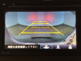 【バックカメラ】運転が苦手な方も車庫入れラクラクです!ギアをリバースに入れれば自動的に切り換わりますので、面倒な操作は不要です♪狭い駐車場もお車を傷つけず安心ですね!