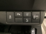 ハンドルの右側にはヘットライトリベライザーとHondaセンシング用のメインスイッチがついています。ヘッドライトレベライザーは道路状況や積荷の加重に応じてライトの高さを調節できます。