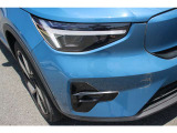 ひときわ印象的なT字型のLEDヘッドライトは、新世代のボルボを象徴するユニークなアイコンとなっています。LEDデイタイム・ランニング・ライトやポジションライト、ウインカーの役割も果たします。
