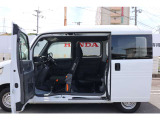 【スライドドア】助手席側ピラーレス&低床フロア設計で、大きな荷物もスムーズに積み込みできます!