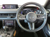【運転席インテリアデザイン】左右対称のインテリアデザインでドライバーを包み込み運転に集中できるように設計されています。