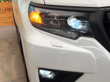 【LEDヘッドライト】悪天候や夜間走行時も良好な視界を確保し安心して運転できる高輝度LEDヘッドライトを装備!点灯速度が早く、消費電力も抑えられています。