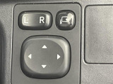 【電動格納ミラー】運転席のスイッチで、ドアミラーの開閉や角度の調整ができます。