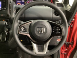 ハンドルにHondaセンシング系のクルーズコントロールやレーンキープアシストなどのスイッチと、オーディオの操作スイッチが装備されています。ハンドルから手を離さず安全に操作できます。