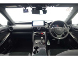 CPOならではの内外装の手入れを施し、納車前に12品目の部品交換と90項目以上の点検・整備を独自の基準に基づき実施。