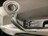 パワーウインドウは運転席でドア2枚とも上下の操作ができるようになっています。