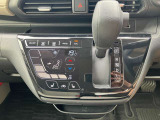 オートエアコンでパネルタッチするだけで操作が可能です(^^)☆AUTOにすれば簡単に車内の空調を快適に調整してくれます♪嬉しいシートヒーター付き(^^)