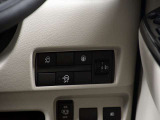 運転席の右側にはアイドリングストップ、ハンズフリーオートスライドドア等のスイッチがあります。