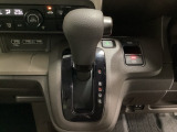 CVT車のセレクトレバーです。低速から高速まで、変速ショックのないスムーズな走りと、エンジン効率のよい領域を維持して燃費にも貢献します。サイドブレーキはスイッチ操作の電子制御パーキングブレーキです。