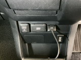 アクセサリーソケットはUSBのアダプターなどをつければ、スマホの充電にも使えます。周辺には物が置けるボックスがついています。