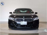 【BMWの伝統】BMWの特徴的な“キドニーグリル”は、80年以上続く伝統の形でございます。変わらないこだわりのデザインが、プレミアムブランド“BMW”を創り出します。