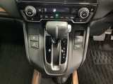 CVT車のセレクトレバーです。低速から高速まで、変速ショックのないスムーズな走りと、エンジン効率のよい領域を維持して燃費にも貢献します。サイドブレーキはスイッチ操作の電子制御パーキングブレーキです。