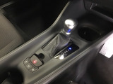 発進時から滑らかに加速する無段階変速のCVTはストップ/ゴーの多い街の中も快適です