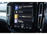 インストルメントパネルは僅かに運転席側へと傾けられているほか、余計なスイッチ類を可能な限り排し、運転に集中しやすい環境を造り出しています。