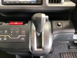 CVT車のセレクトレバーです。低速から高速まで、変速ショックのないスムーズな走りを実現するとともに、エンジン効率のよい領域を維持することで燃費にも貢献します。
