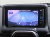 車両後方の映像を映すバックモニター。進路を確認しながら安全に車庫入れできます。