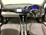 車内は光触媒抗菌消臭施工済です。スタイリッシュなデザインでスポーティなインパネ周りを演出します。グローブボックスやカップホルダーのほかにトレーなどたくさんの収納スペースが付いています。