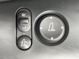 【電動格納ミラー】サイドミラーは電動格納式となっており、狭い駐車場でもキズがつくリスクを抑えられます。