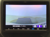 【バックカメラ】運転が苦手な方も車庫入れラクラクです!ギアをリバースに入れれば自動的に切り換わりますので、面倒な操作は不要です♪狭い駐車場もお車を傷つけず安心ですね!