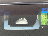【スマートアシスト】走行中に前方の車両等を認識し、衝突しそうな時は警報とブレーキで衝突回避と被害軽減をアシスト。より安全にドライブをお楽しみいただけます。