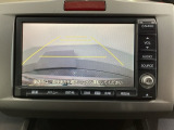 バックでの車庫入れも安心です! リアカメラが付いているバックモニター付のナビを装備しております。操作線もついており距離感も画面から確認できます。