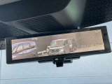 インテリジェントルームミラー。車両後方のカメラ映像をミラー面に映し出すので、後席の人にも荷物にもジャマされずクリアな後方視界が得られます。