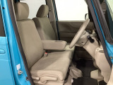 女性でも運転がしやすいように、シートの高さ調整機能(シートリフター)がついてます。運転席と助手席の足元が空いている為、助手席側への移動がスムーズです。交通量の多い道でも助手席側から乗り降りができます。