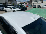 目立つキズ凹み等はありませんが、中古車という商品の特性ルーフには子キズや塗装しみがあります