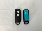 スマートキーを装備しています。鍵を差し込むことなくドアロックの開け閉めと、スタートボタン操作でのエンジンスタートができます。スペアキーも同じものを用意しております。