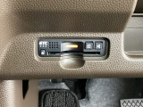 ハンドルの左下にETCがついています。高速道路の料金所の通過も楽々です。 カードの取り出しもしやすい場所についています。