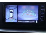 車を上から見たような視点のパノラミックビューモニター。後方の死角だけでなく左右や前方の障害物の発見もしやすくなります!