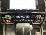 プラズマクラスター付き・オートエアコンがついてます。左右独立で温度設定のできるデュアルオートエアコンです。パネル内のシートヒータースイッチは前席の左右別々に3段階で温度設定ができます。
