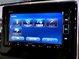 CD、DVD、Bluetooth、AM、FM、スマートフォン接続ができます。