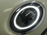 夜間走行時も良好な視界を確保し安心して運転できる高輝度LEDヘッドライトを装備!点灯速度が早く、消費電力も抑えられています。