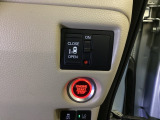 左側電動スライドドアは運転席からでも操作ができるように、ハンドル付近に開閉の操作スイッチが付いています。