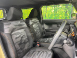 運転席シート廻りは使用感も少なく、良好な状態となっています。前オーナー様が丁寧に使っていたことがよくわかりますね。