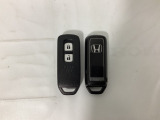 スマートキーを装備しています。鍵を差し込むことなくドアロックの開け閉めと、スタートボタン操作でのエンジンスタートができます。スペアキーも同じものを用意しております。