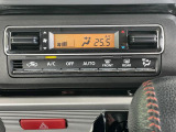 【オートエアコン】一度お好みの温度に設定すれば、車内の温度を検知し風量や温度を自動で調整。暑い…寒い…と何度もスイッチ操作をする必要はありません。快適な車内空間には必須の機能ですね♪