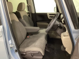 女性でも運転がしやすいように、シートの高さ調整機能(シートリフター)がついています。運転席と助手席の間が空いている為、助手席側への移動がスムーズです。交通量の多い道でも助手席側から乗り降りができます。