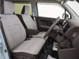 運転席のスペースはゆったりしていて、視界も広く確保されているので普段の運転からロングドライブまで快適です。