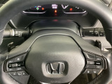 ステアリングホイール・後ろの減速セレクターは、左右に取り付けられた2つのパドルスイッチで減速の強さを調整。 左側の「-」を操作すると減速を強く、右側の「+」を操作すると減速を弱くすることができます。