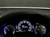 【アクティブ・ドライビング・ディスプレイ】フロントガラスにルートや車速などの情報を表示し、ドライバーの視線移動と、焦点調整の 時間をさらに短縮する事で、わき見のリスクを低減し ます。