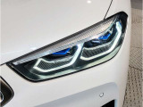 【LEDヘッドライト】先進のLEDテクノロジーを採用。放射される白色光の周波特性は太陽光に近く、バイキセノン・ヘッドライトを上回るコントラストで更に明るく輝きます!