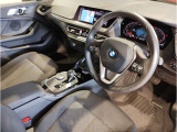 【コックピットシート】BMW車の主役席。車体中央にくる様に配置し車両重心とが一致する事でドライバーと車との一体感あるドライビングを実現。人間工学に基づき形成した形状が長時間のドライブ疲労も軽減します!