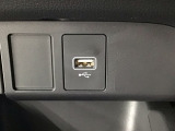 【USBポート】USBポートも装備されています♪スマートフォンのオーディオに連携も可能です。今や欠かせない装備の一つです!