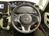 ハンドルにHondaセンシング系のクルーズコントロールやレーンキープアシストなどのスイッチと、オーディオの操作スイッチが装備されています。ハンドルから手を離さず安全に操作できます。