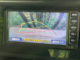 【バックカメラ】駐車時に後方がリアルタイム映像で確認できます。大型商業施設や立体駐車場での駐車時や、夜間のバック時に大活躍!運転スキルに関わらず、今や必須となった装備のひとつです!