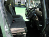 運転席は、大きな座面と包み込むような背もたれが、ドライバーの身体全体をしっかり支えます。上質なシート素材と座り心地のよいクッションを採用し、長時間の運転やコーナーの多い道も快適です。