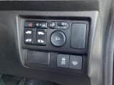 両側電動スライドドアは運転席から操作ができるよう、操作スイッチが付いています。VSA(ABS+TCS+横滑り抑制)解除スイッチなども装備しています。